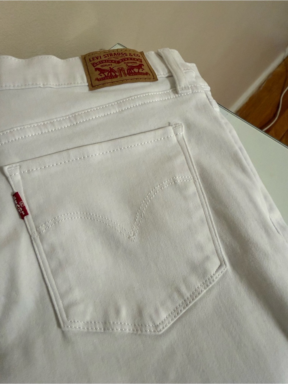 Levi's White womens Jeans - Classic Back Pocket Design